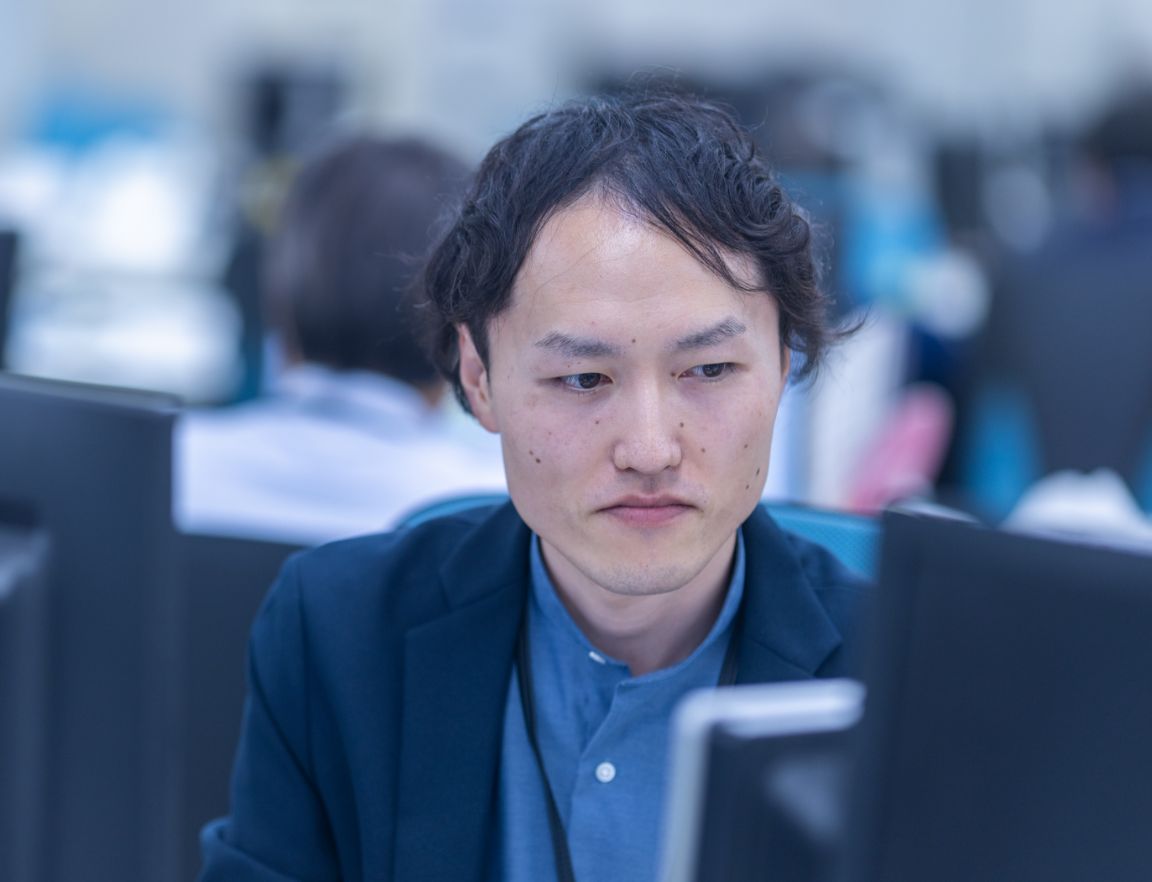仕事をする男性社員 K.K