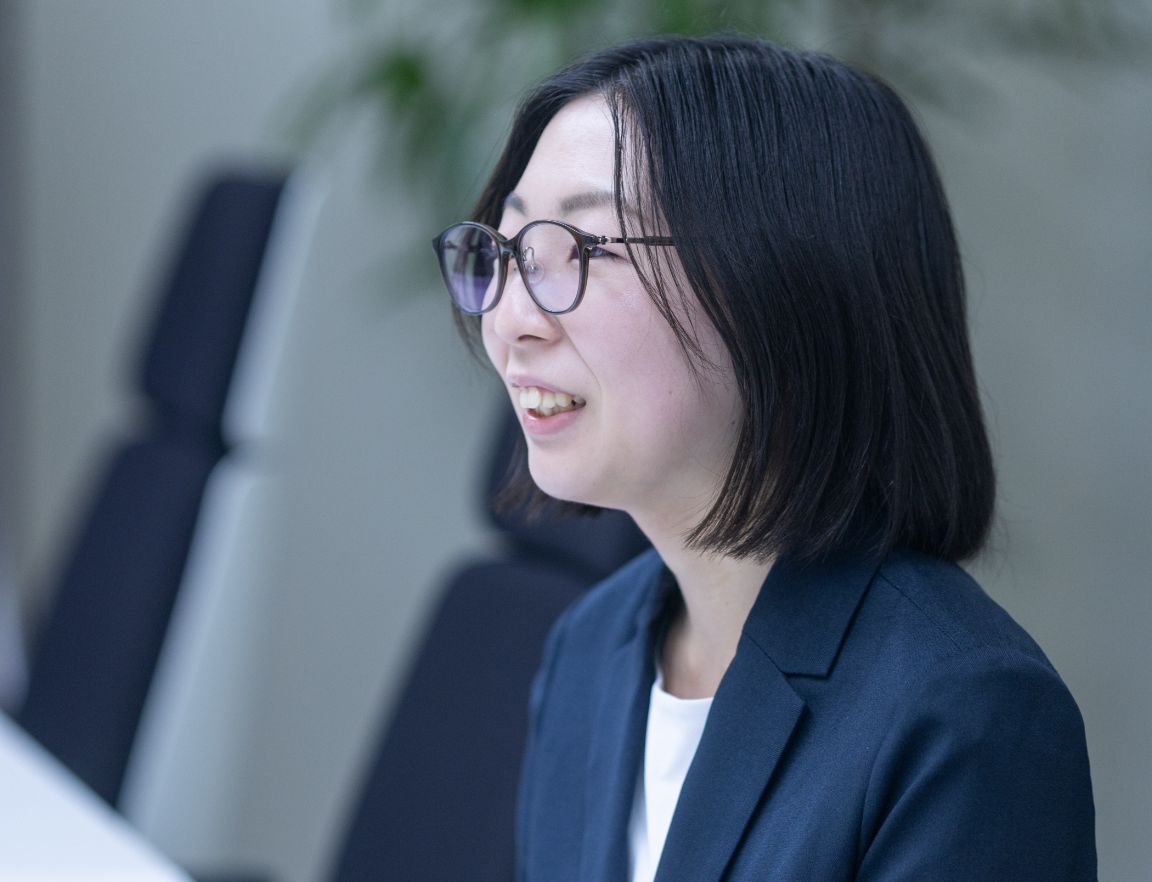 インタビューに答える女性社員 M.I
