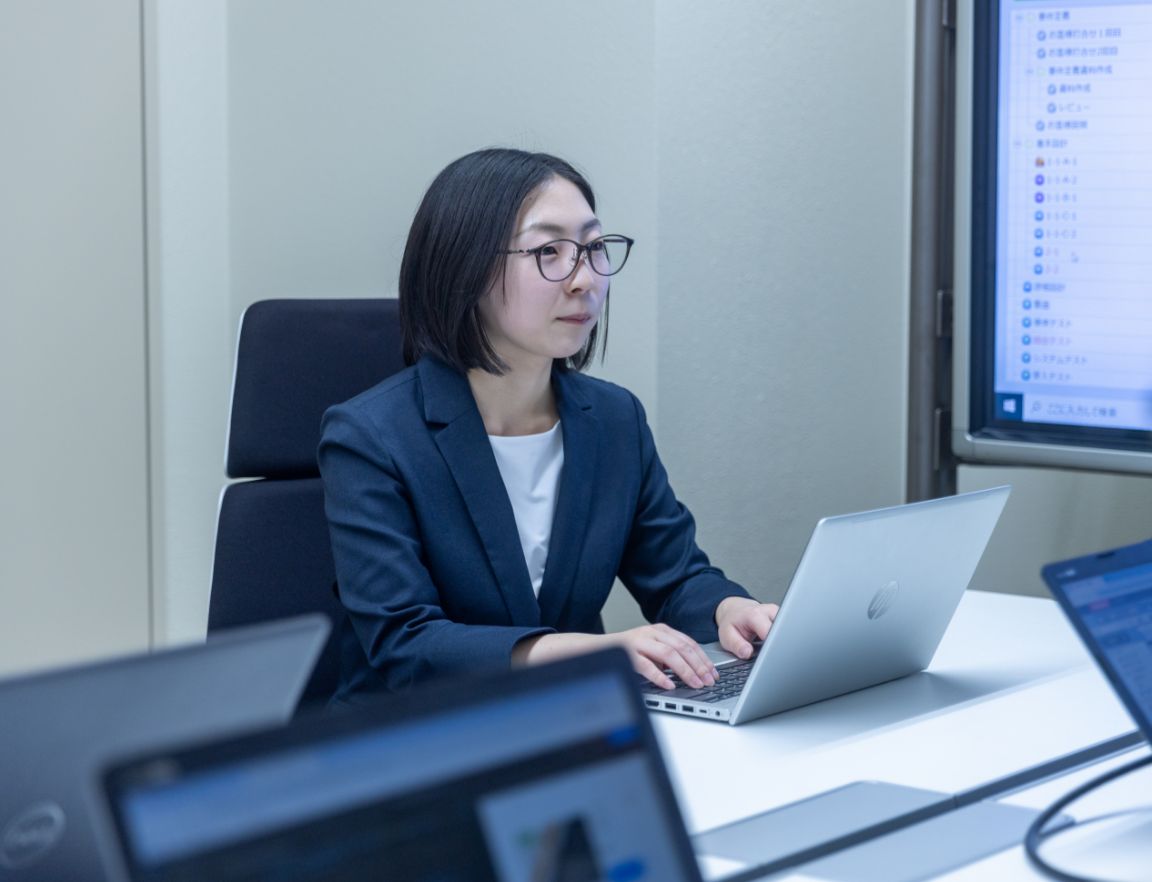 仕事をする女性社員 M.I