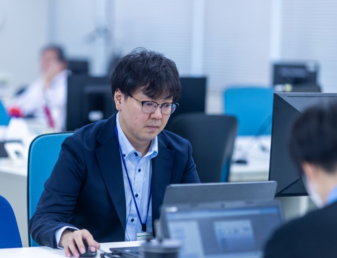 仕事をする男性社員 S.K