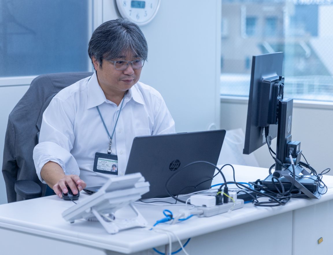 仕事をする常務取締役 髙谷将宏
