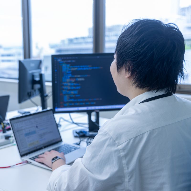 仕事をする社員たち