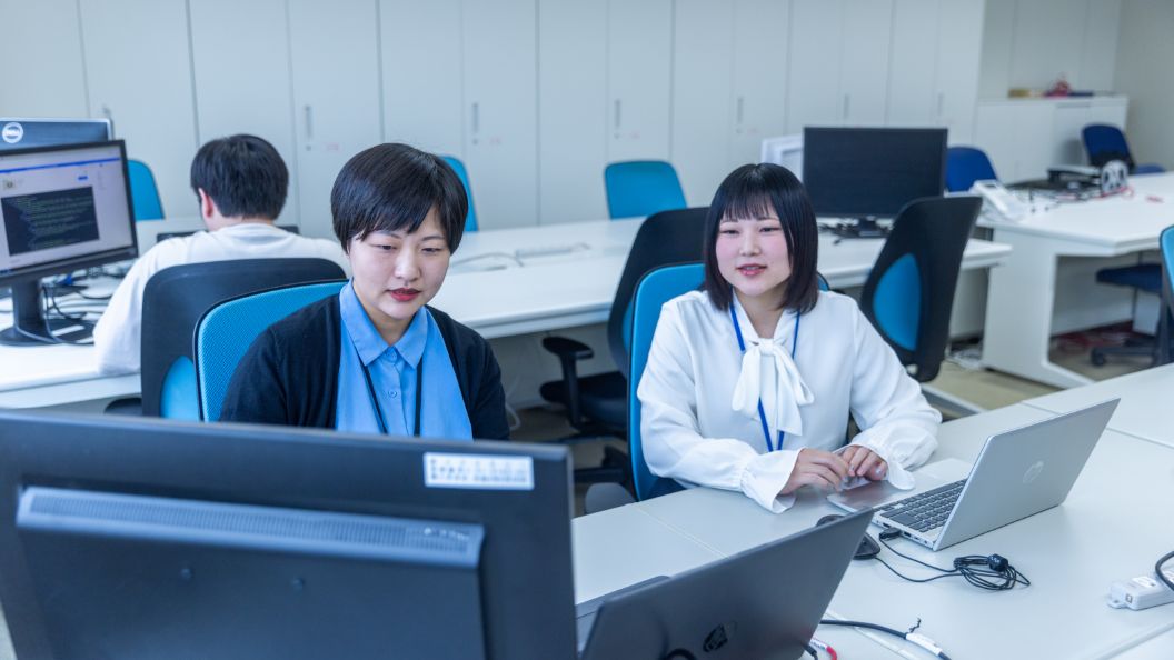 オフィスで働く女性たち