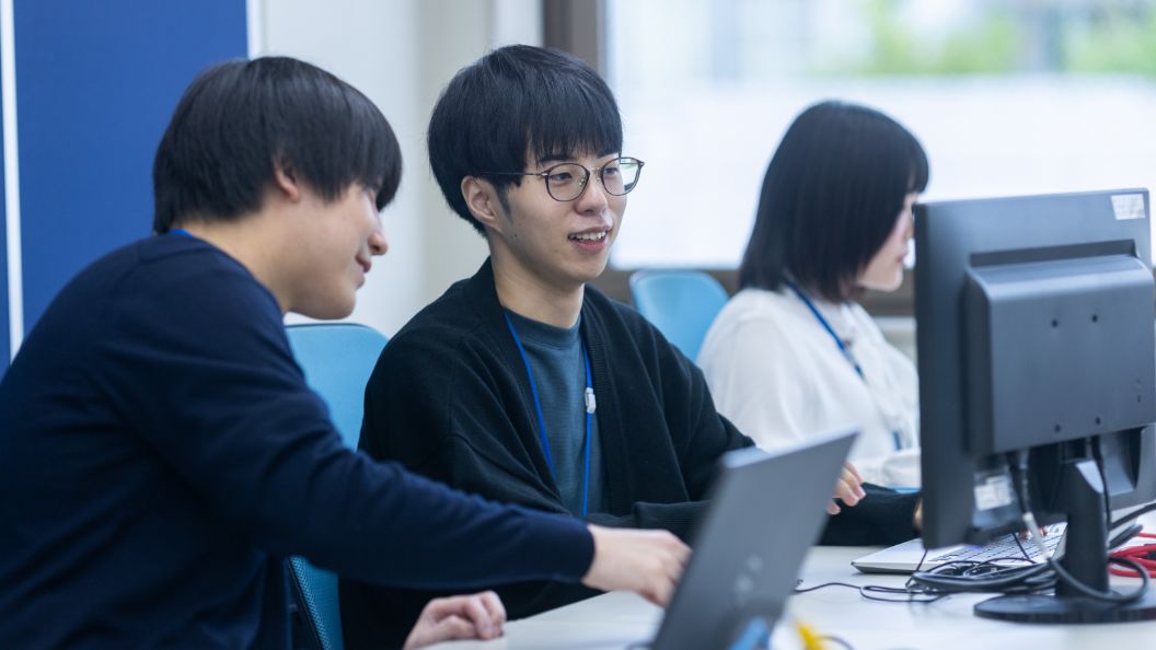 オフィスで働く男性たち