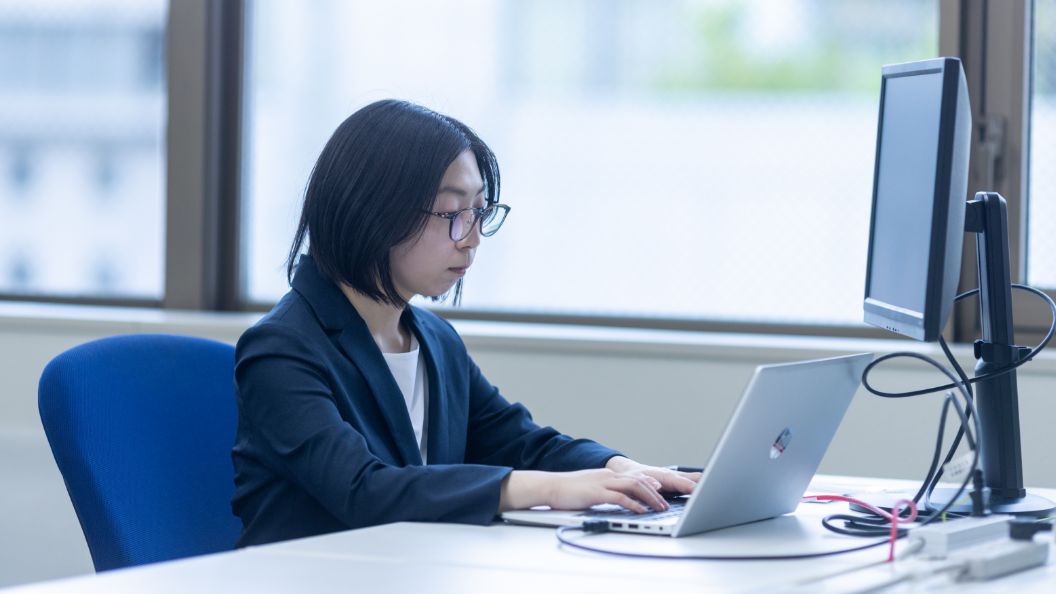 パソコンで仕事をする女性